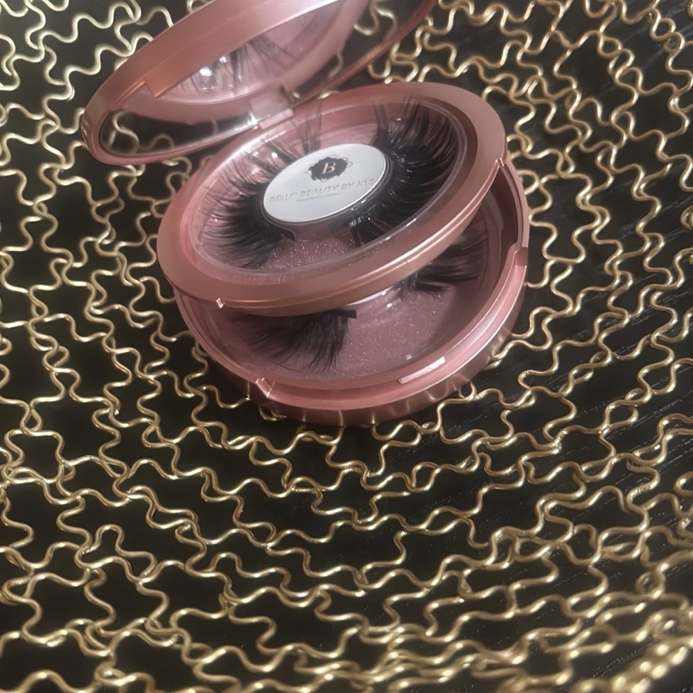 Premium False Eyelashes in Pink Case